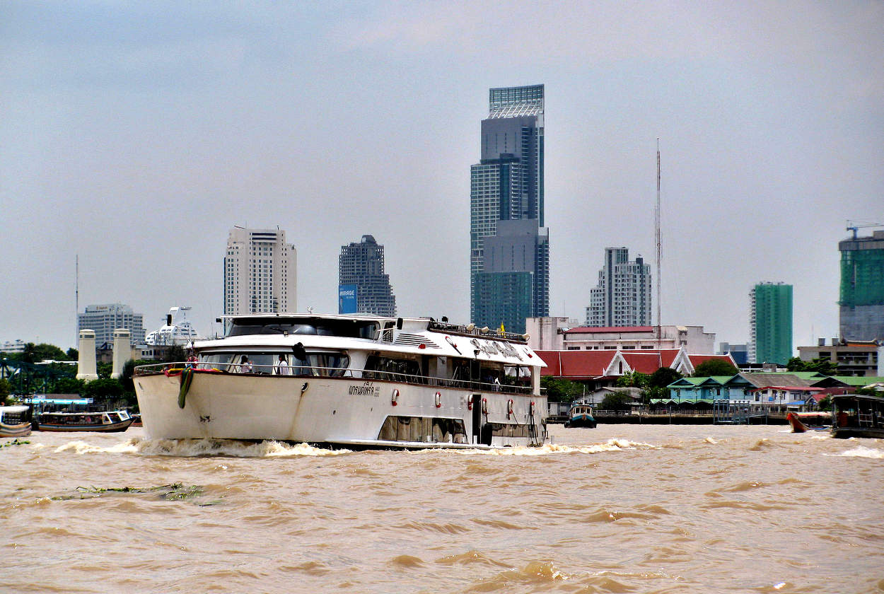 Вид на Байок Скай с реки в Бангкоке