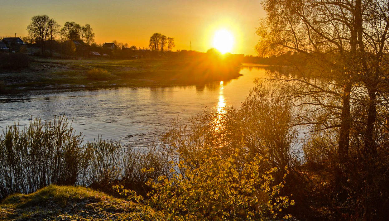 В жарком золоте заката