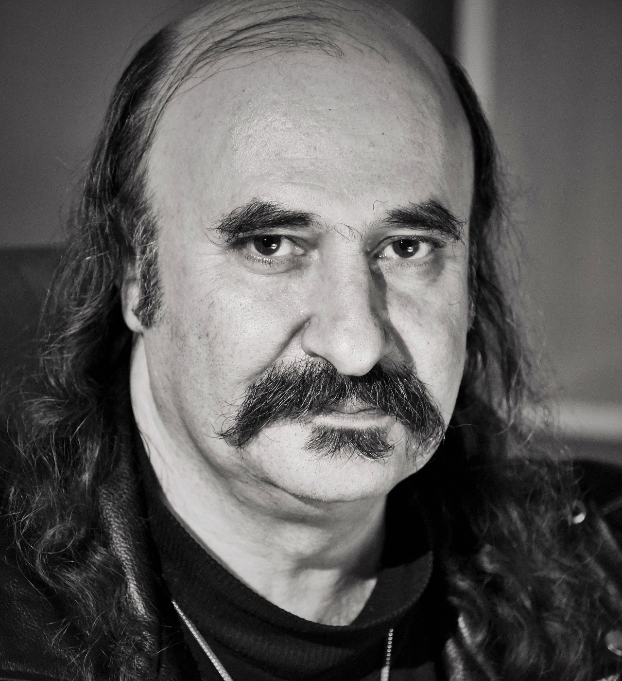 Мужчина с усами ...