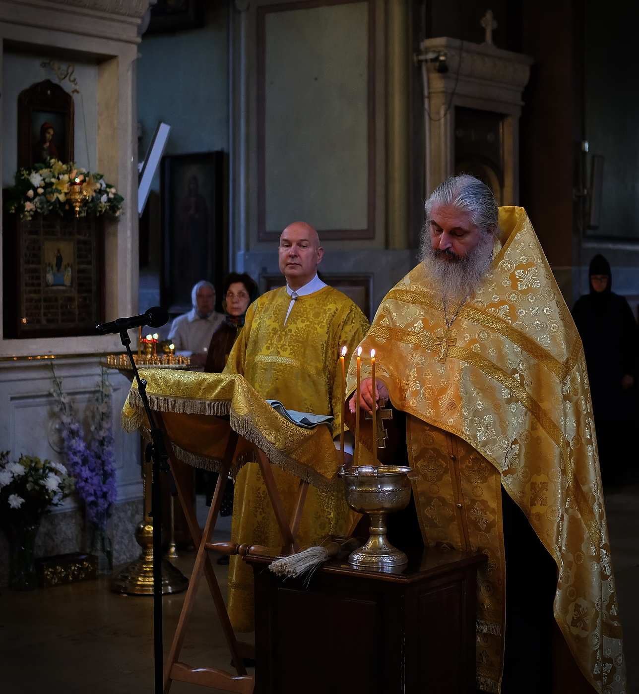 Монастырь. Праздничная служба.