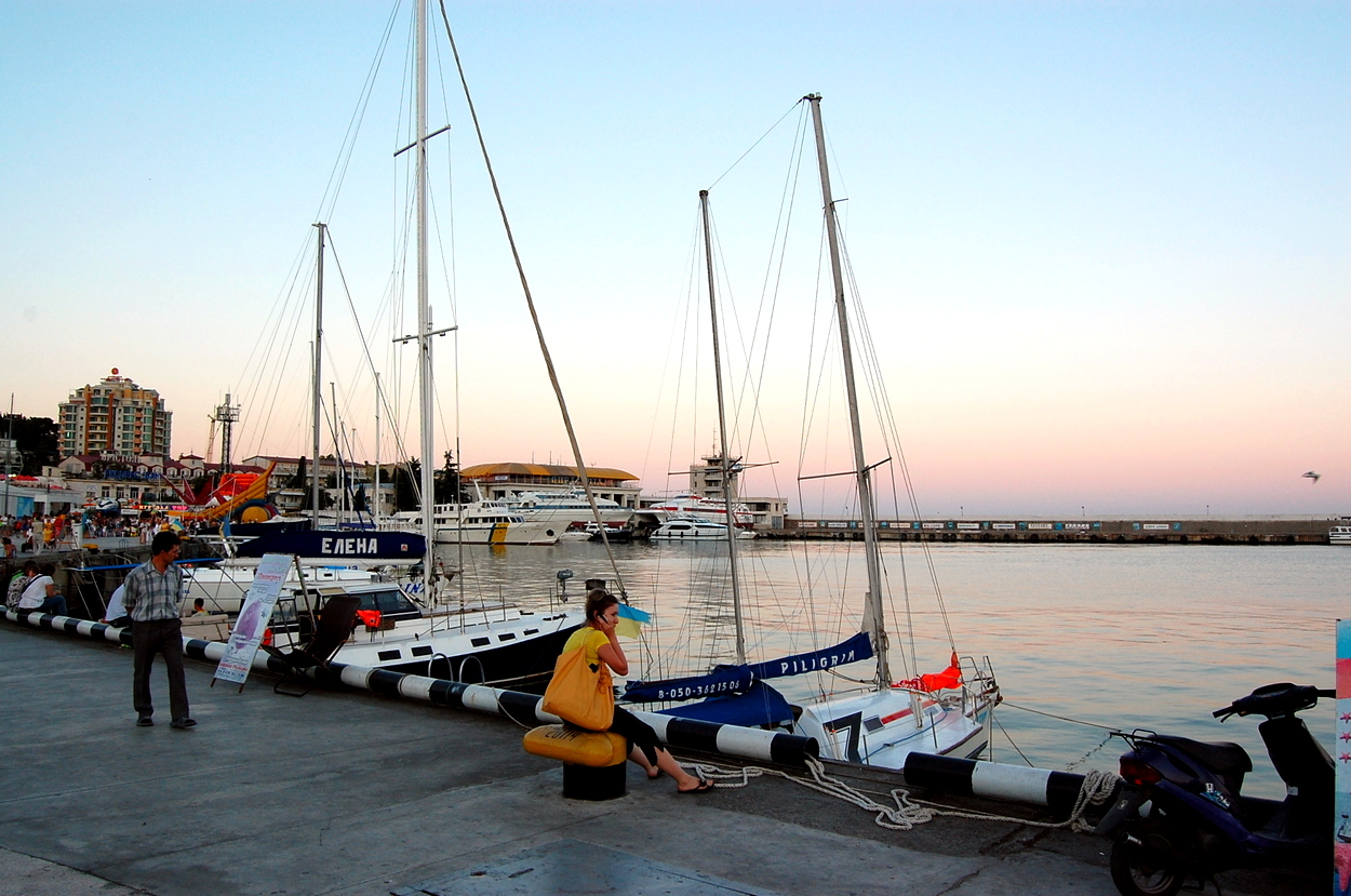Вечером на берегу Ялты