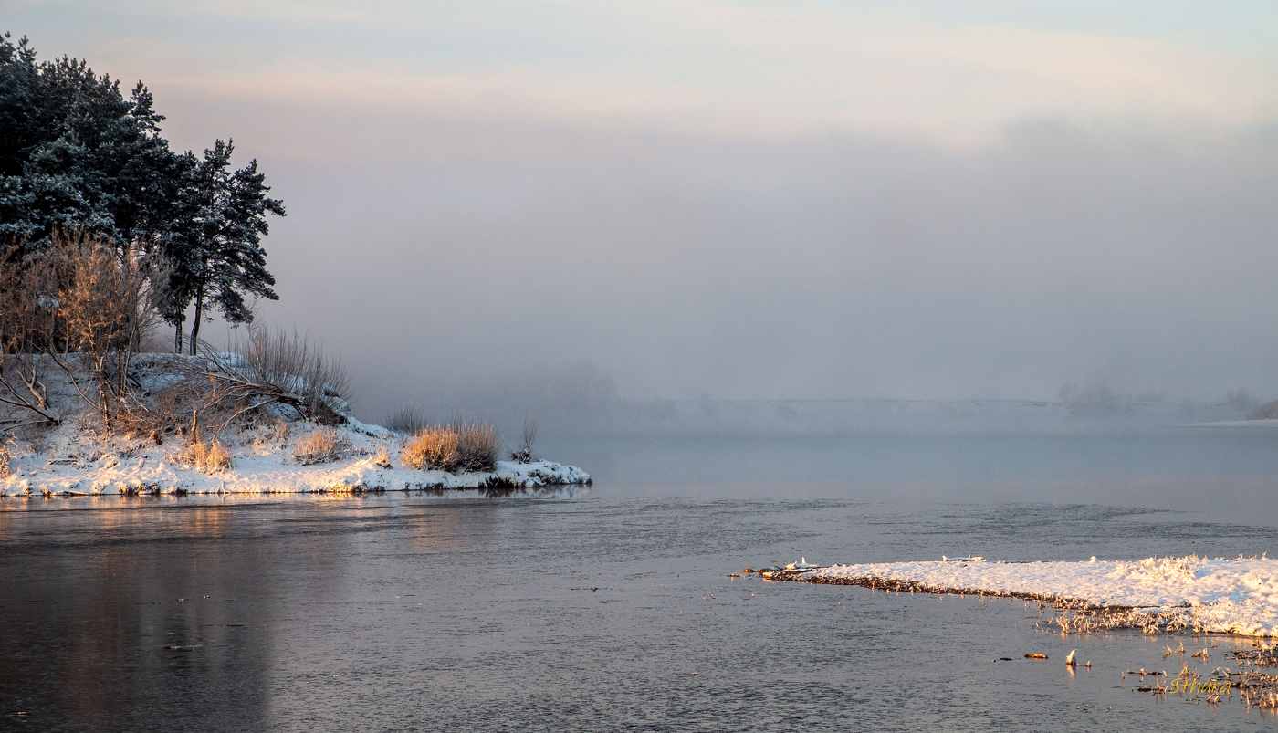 Озеро у реки.