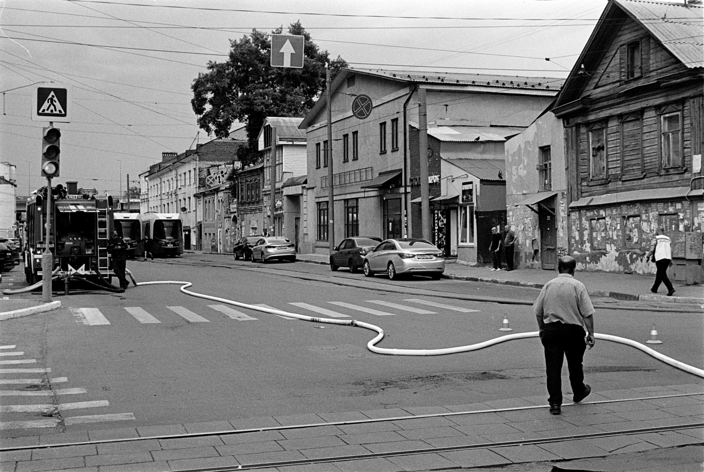 Лысенький дяденька, голуби на крыше и пожарный шланг