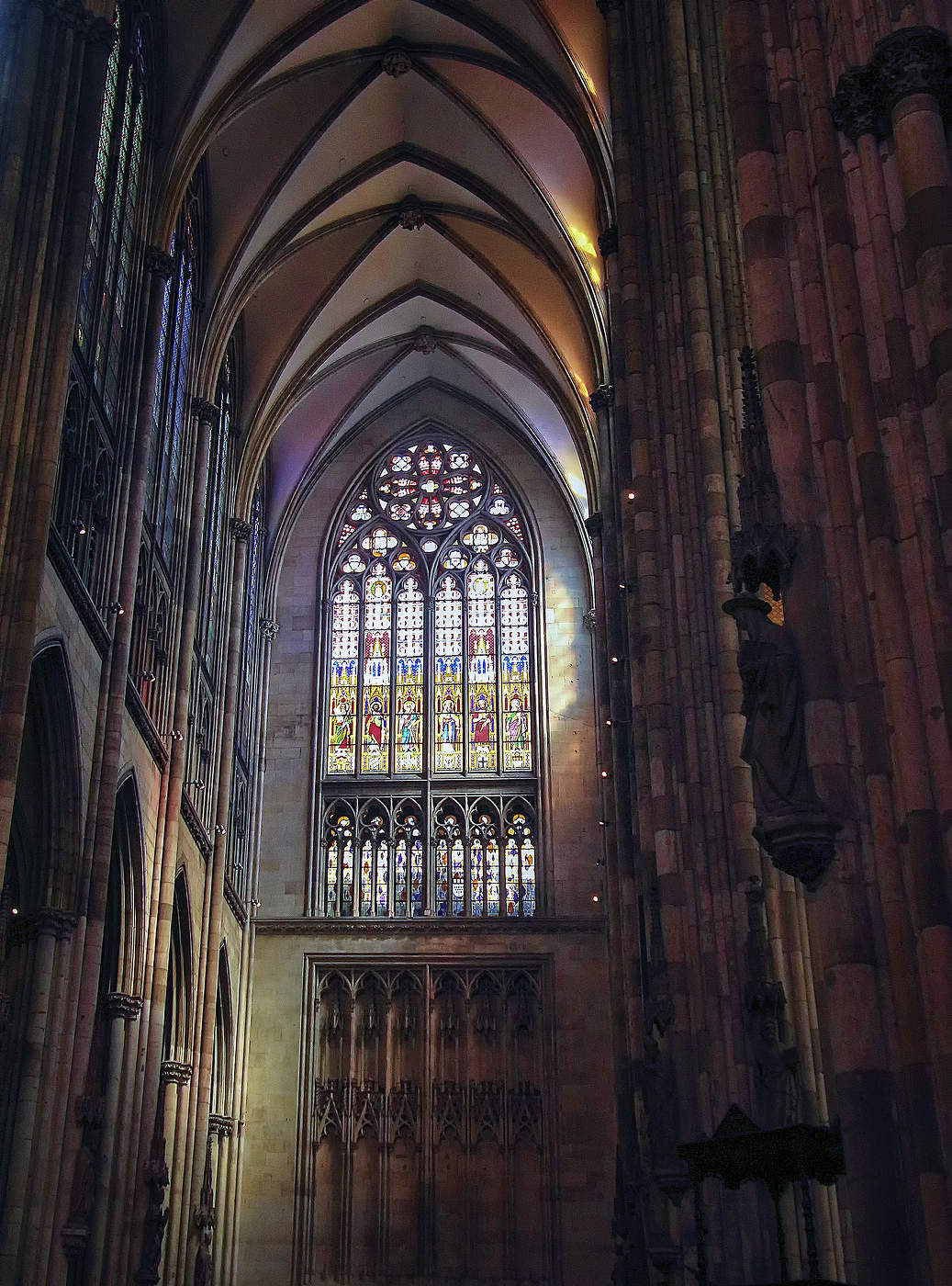 Один из нефов собора