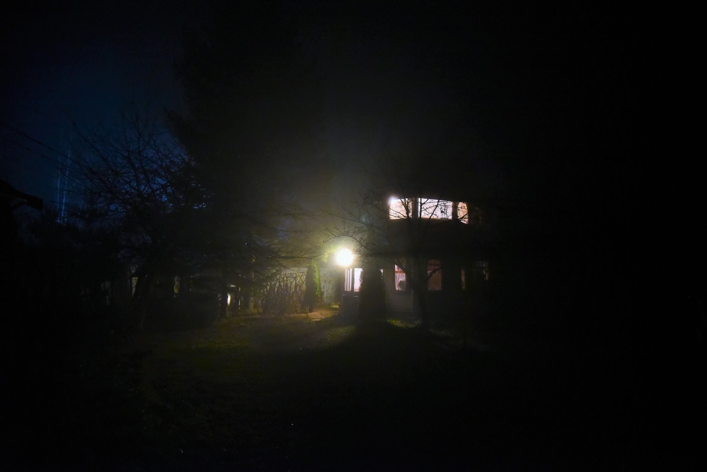 "Бледнеет ночь ... В саду еще темно ..."