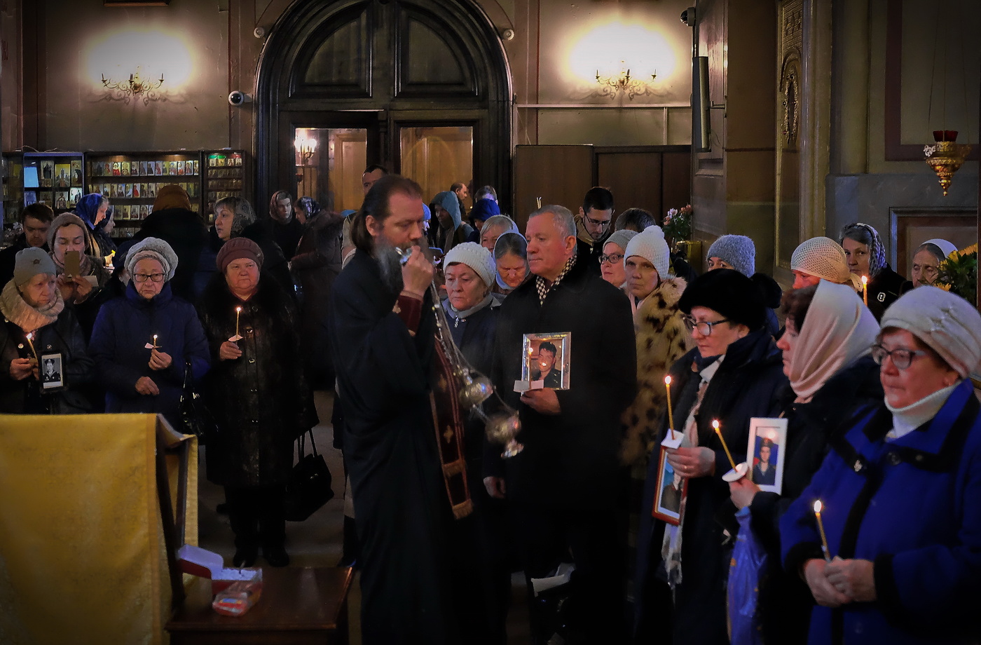 Монастырь. Панихида.