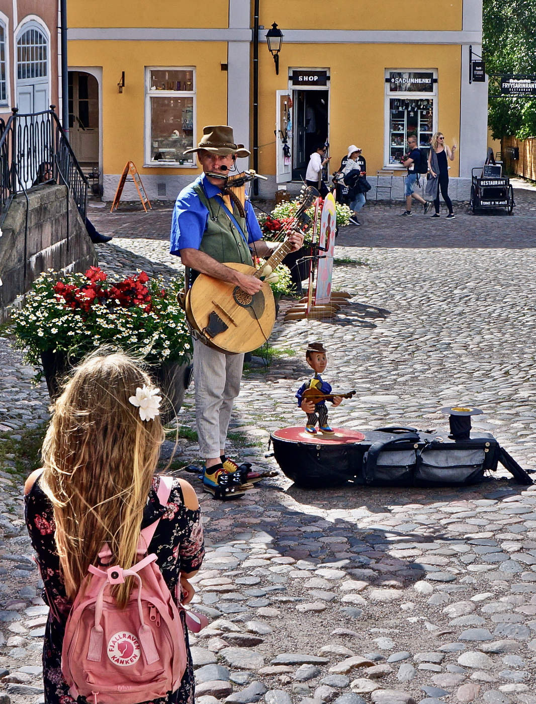 Уличный музыкант с куклой-марионеткой