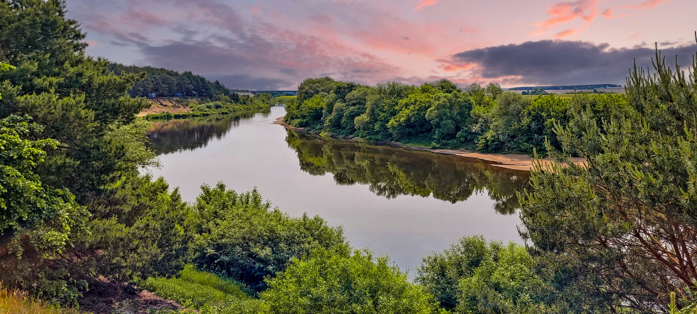 Над рекою зори алые.