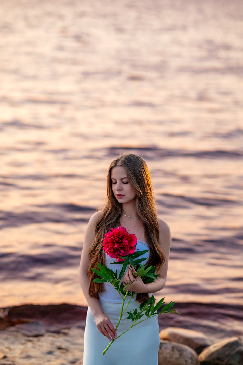 С пионом на рассвете