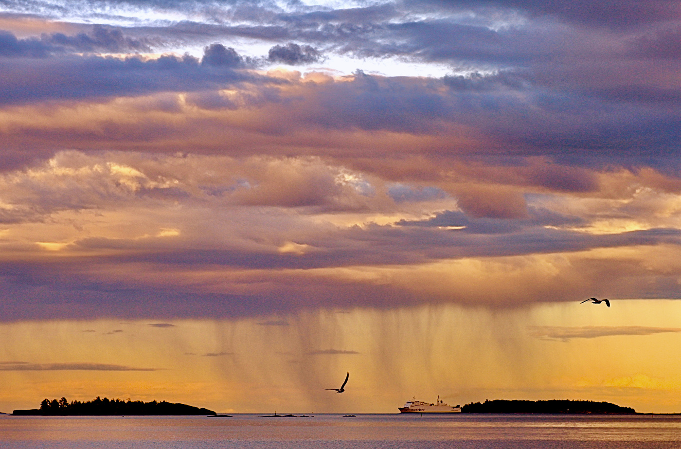 А надо мной — светлые вечерние облака