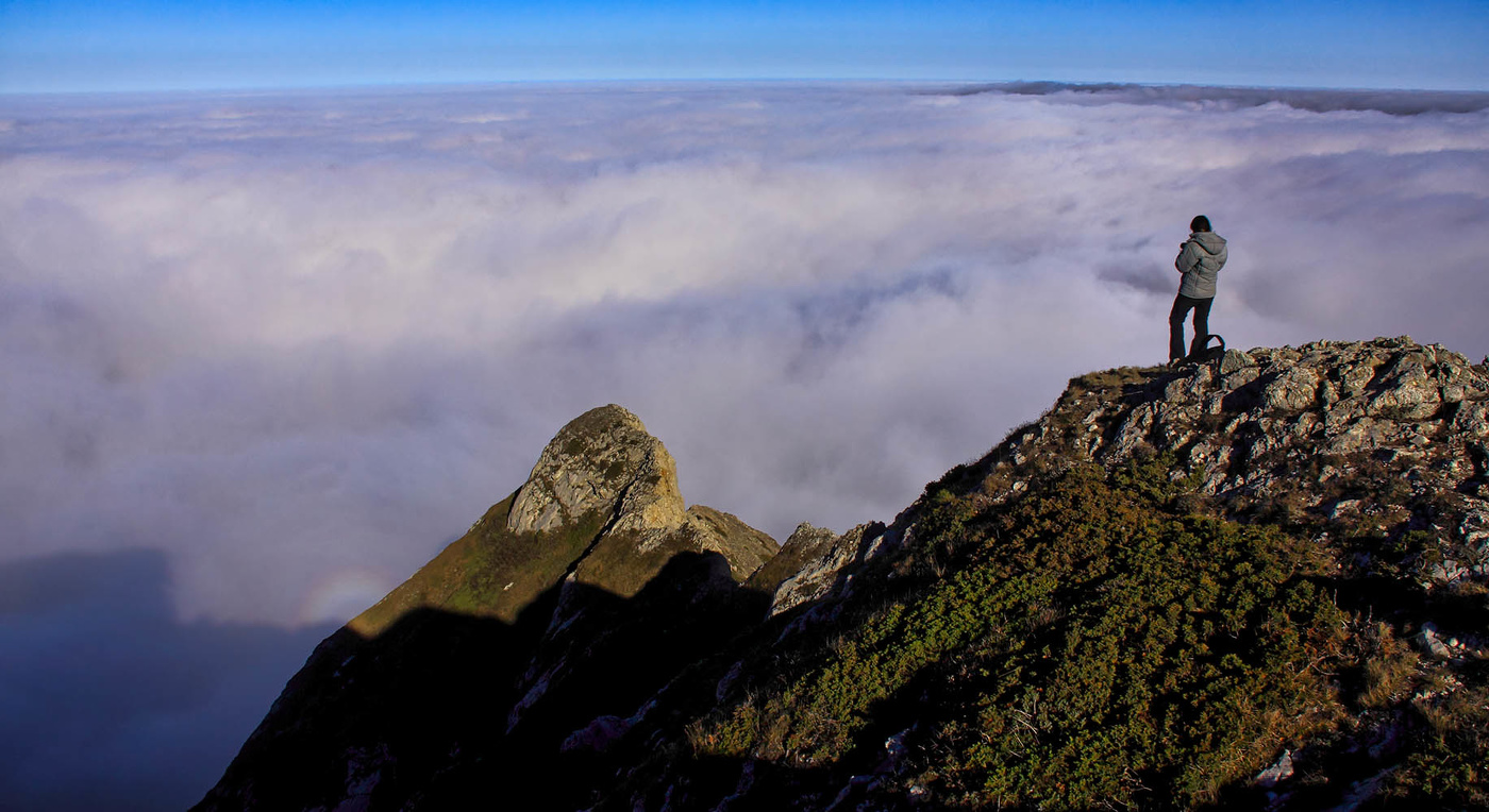 Тут, над облаками