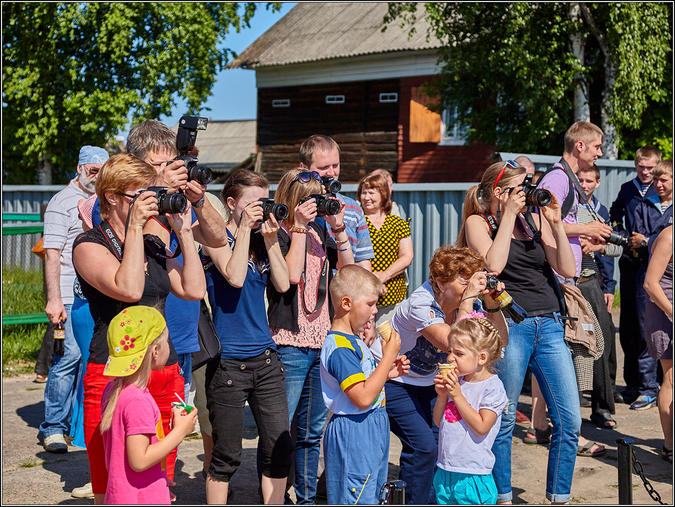 Папарацци на деревне.