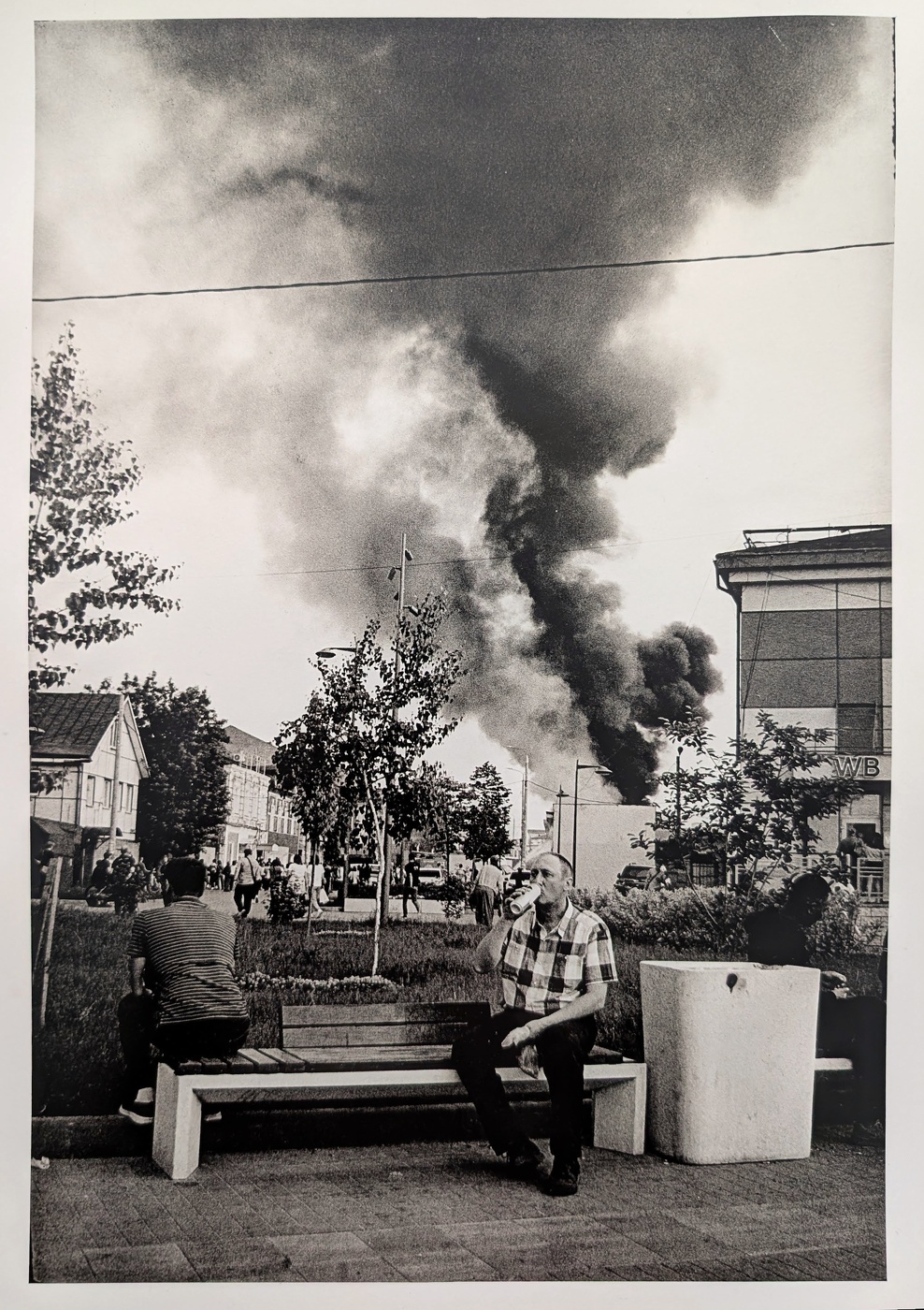 Мужчина пьёт пиво на фоне горящего павильона на канавинском рынке