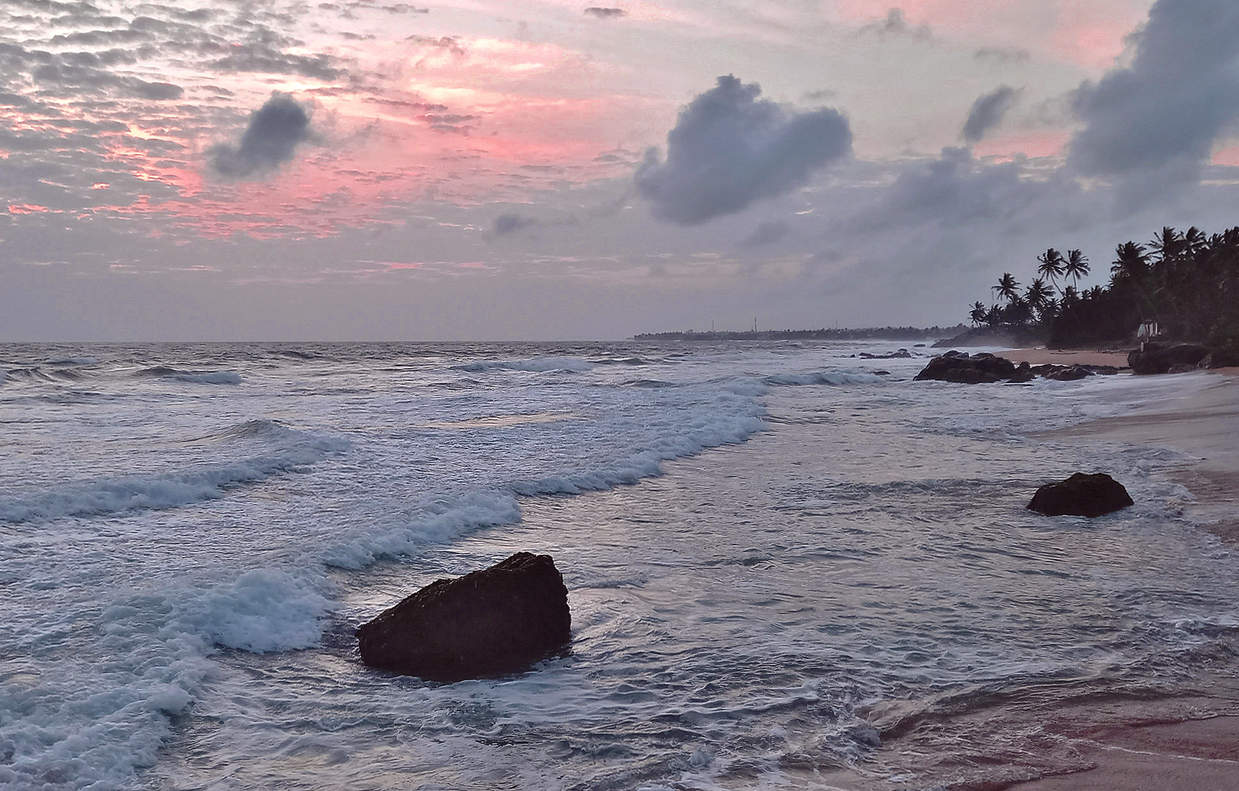 Вечернее море пенится, бушует