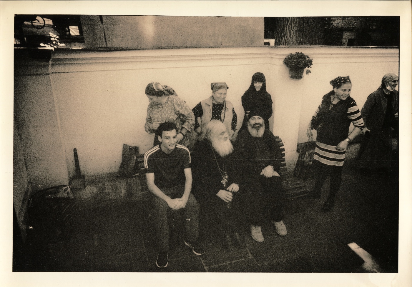 О. Адам и прихожане во дворе русской церкви в Тбилиси