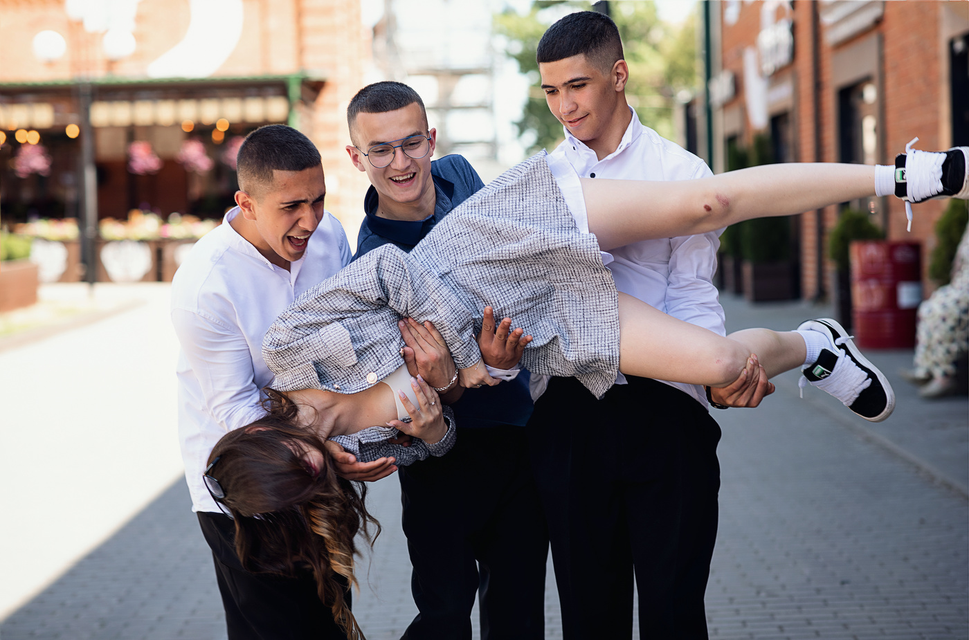 Пару раз уронили, зато аккуратно поставили..)