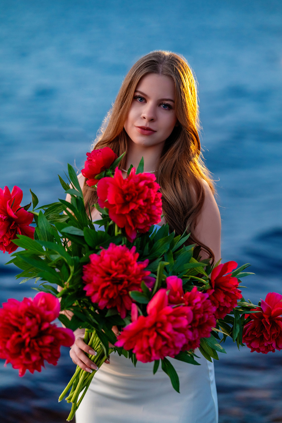 Девушка с пионами