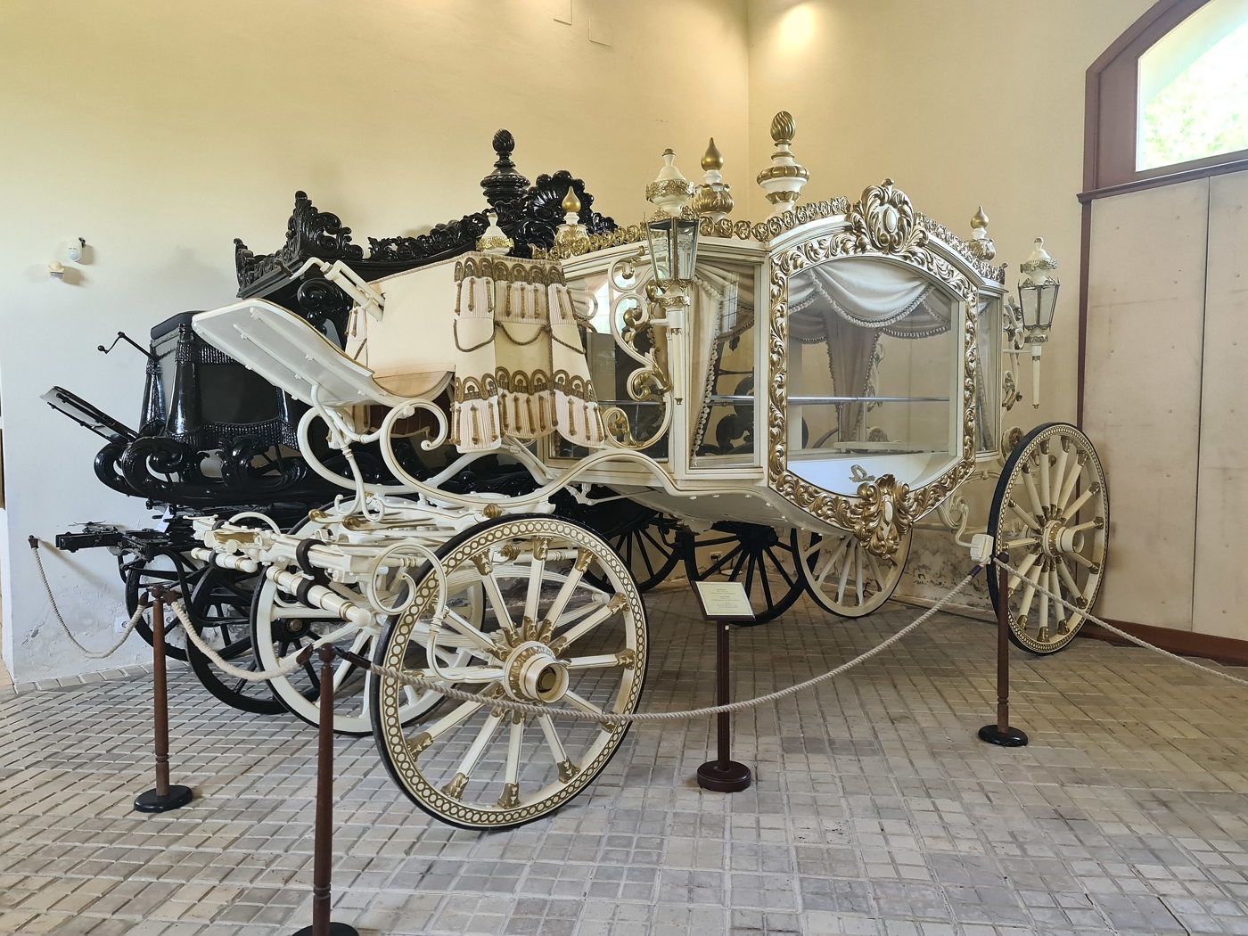 Погр... ьные колесницы