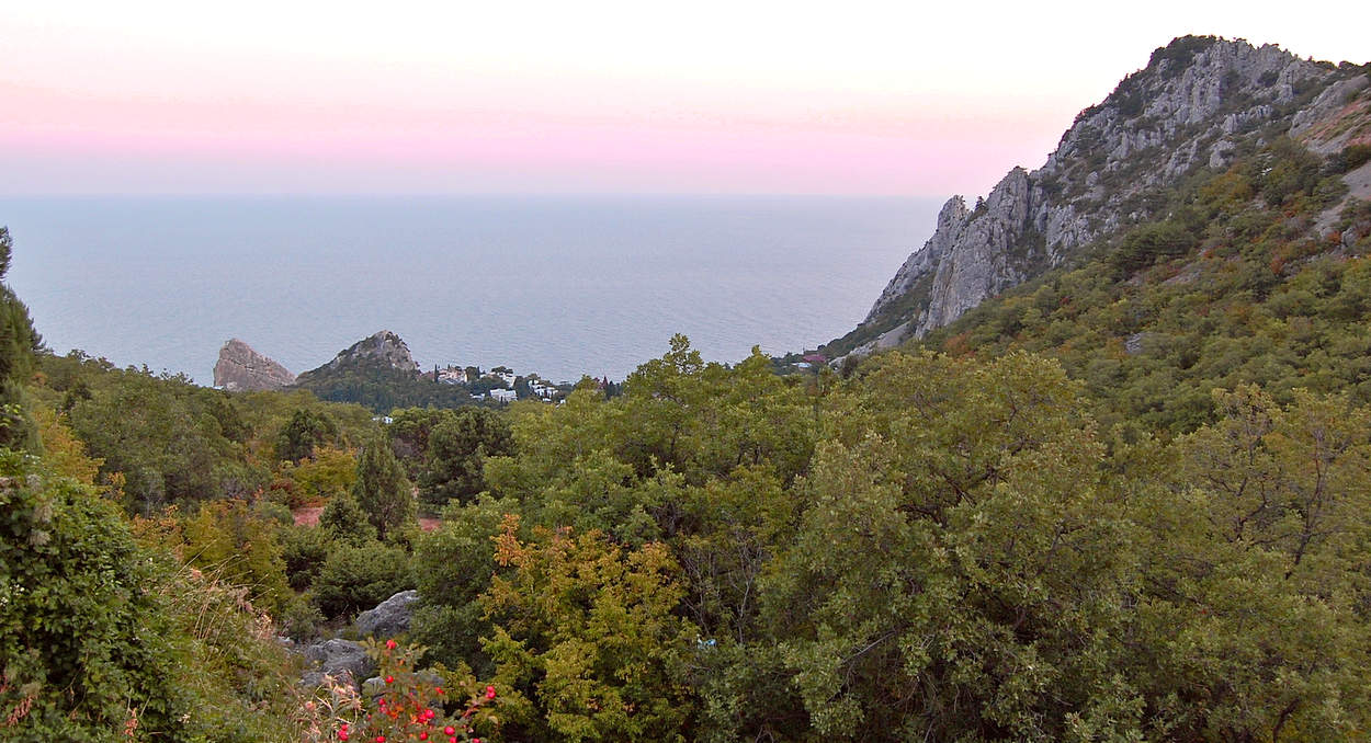 Вид сверху на море и скалу Дива в Симеизе