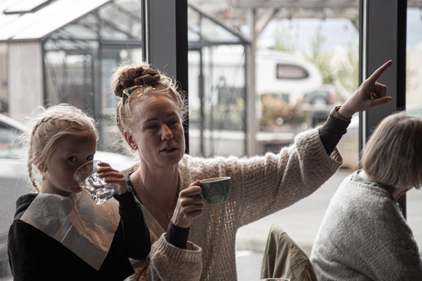 - Идите туда!