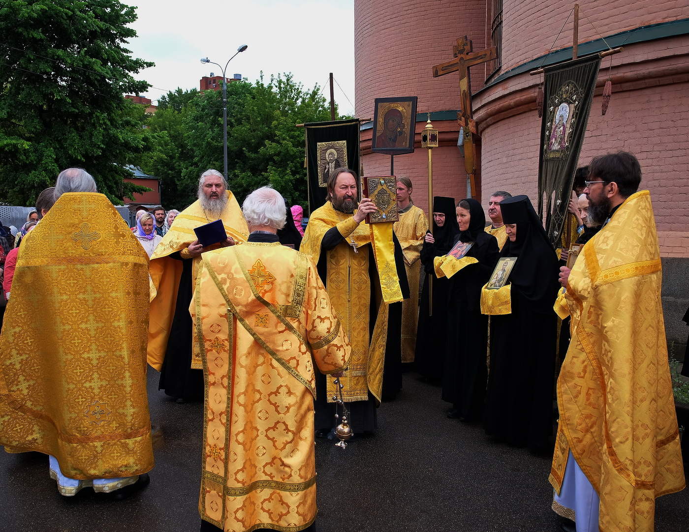 Монастырь. Праздничная служба.