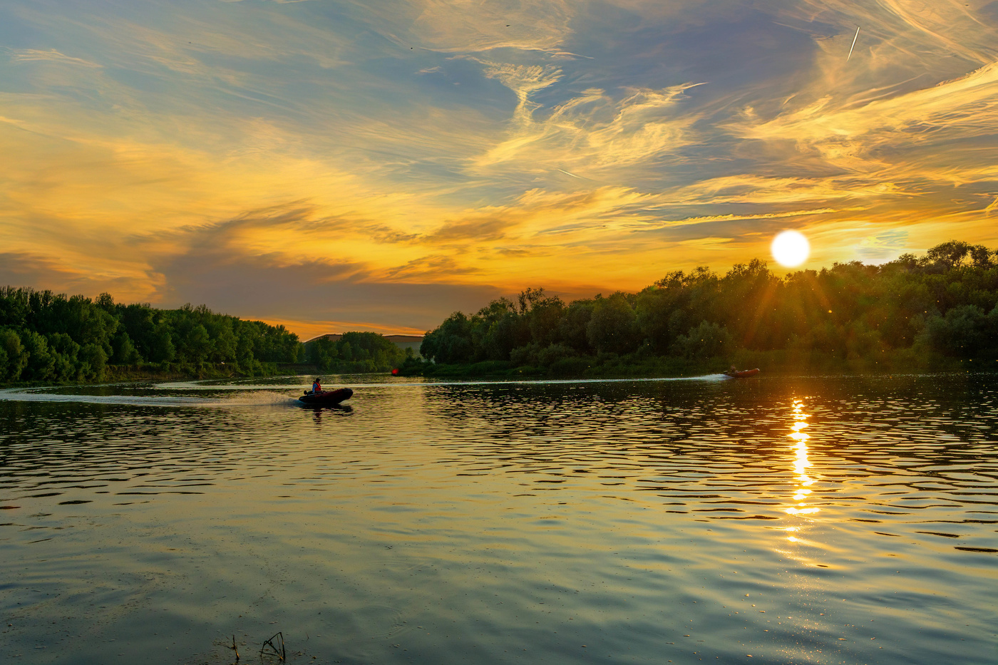 Мчалась лодка по Дону.