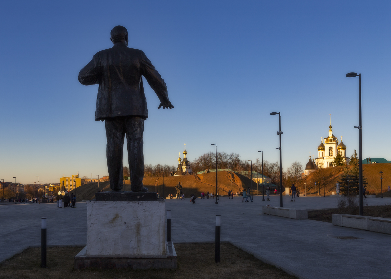 "... великий нам путь озарил..."