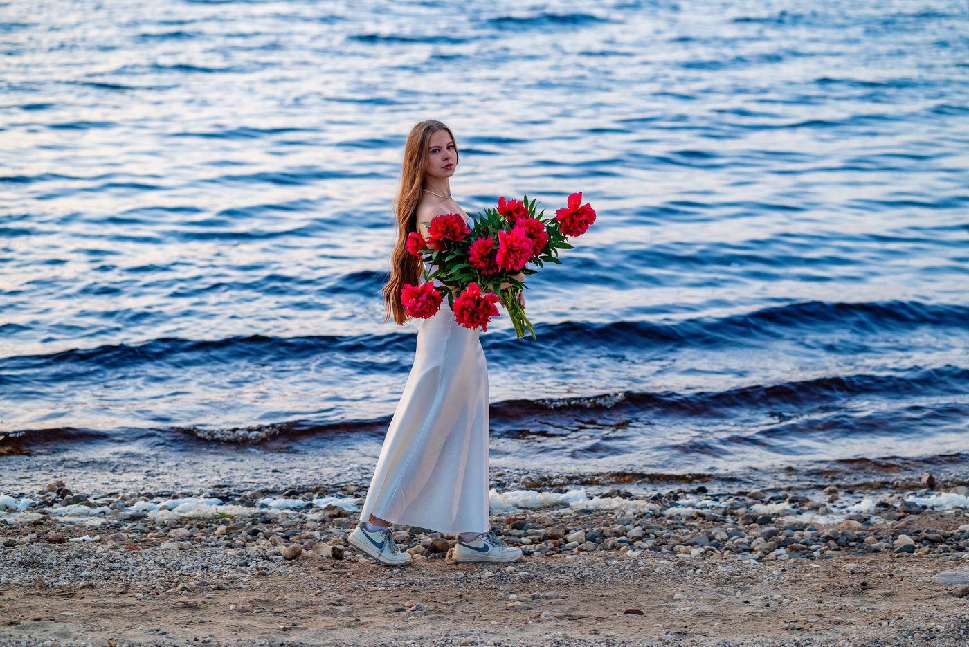 С пионами на берегу озера