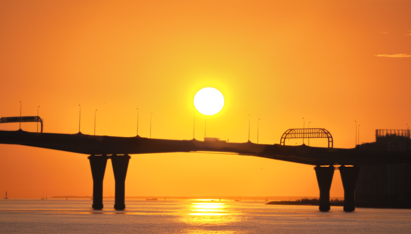 Море, солнце, мост