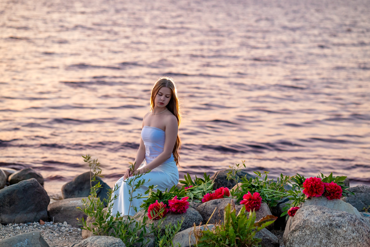 Девушка, цветы и озеро