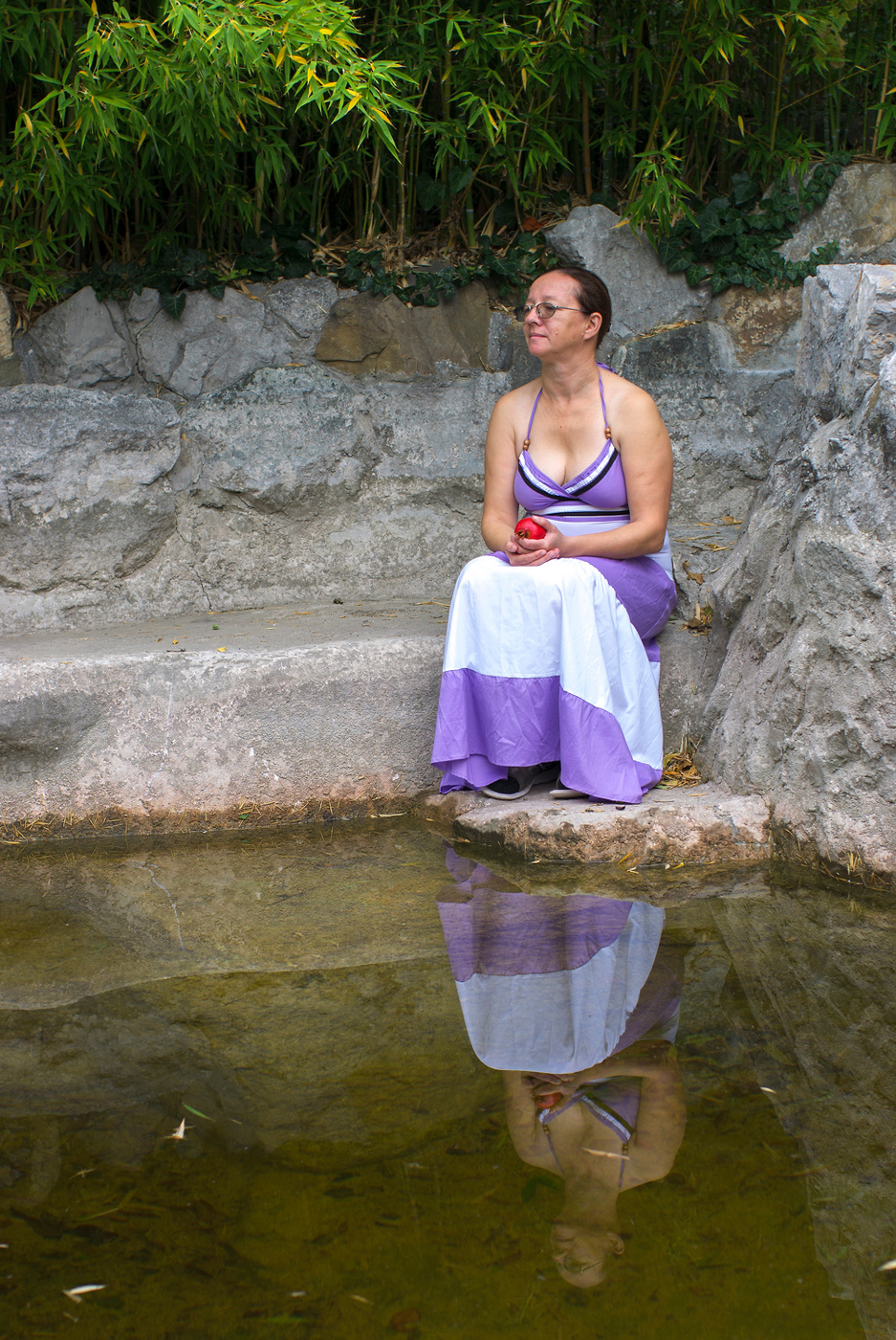 Дама с гранатом у воды.