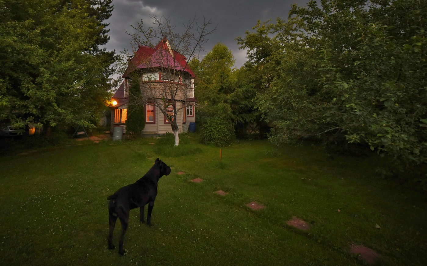 Смеркалось, у соседей громко заиграла музыка ...