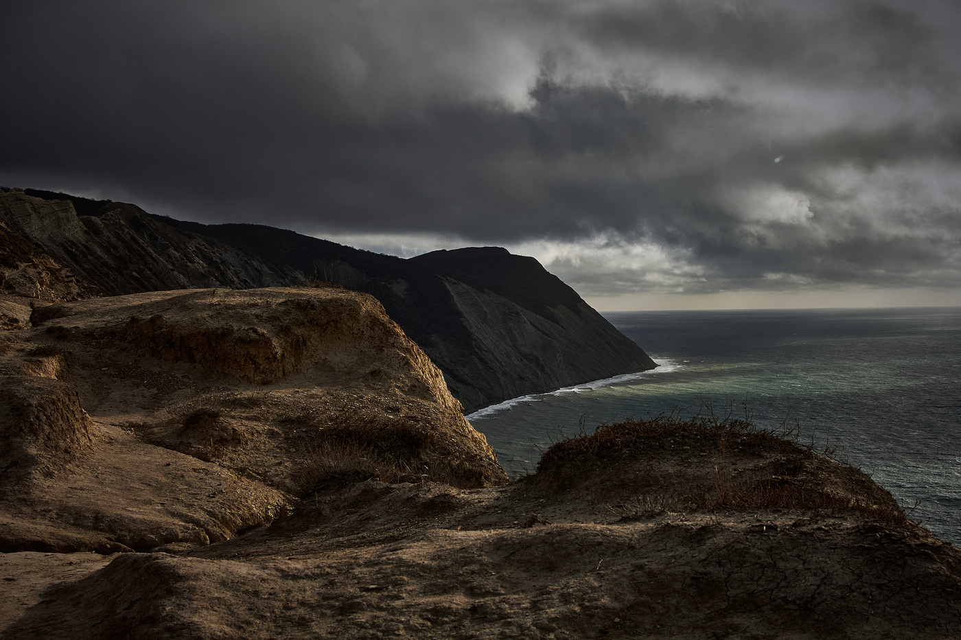 Грозовые тучи вновь ,заслонили небосвод ..