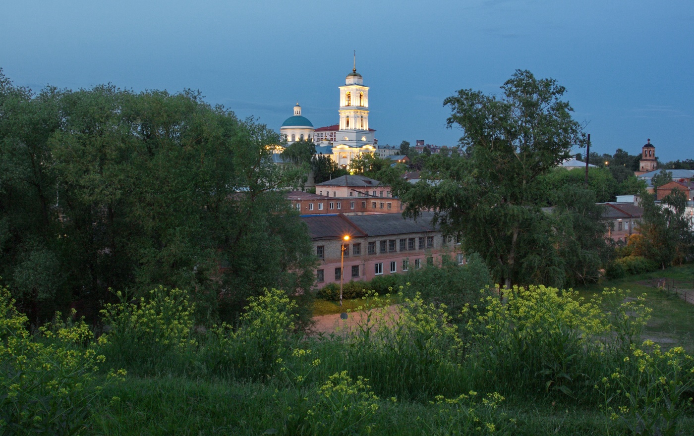Июньские сумерки в старом городе С