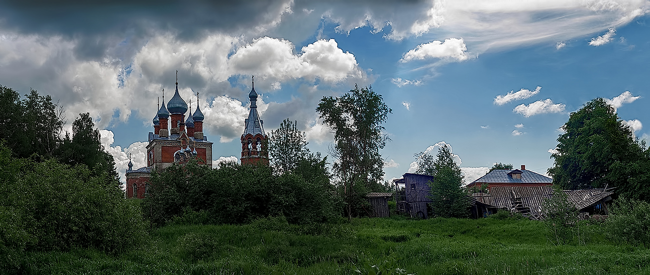 Собор среди зелени.