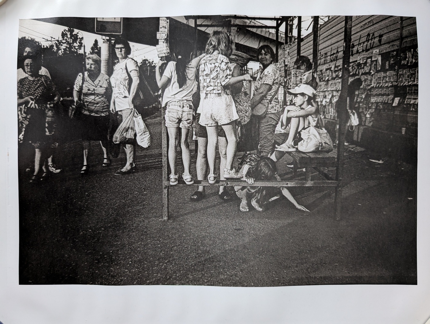 Дети на остановке