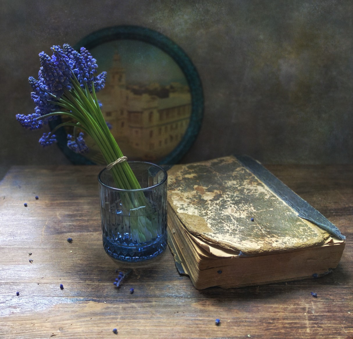 С мускарями и книгой