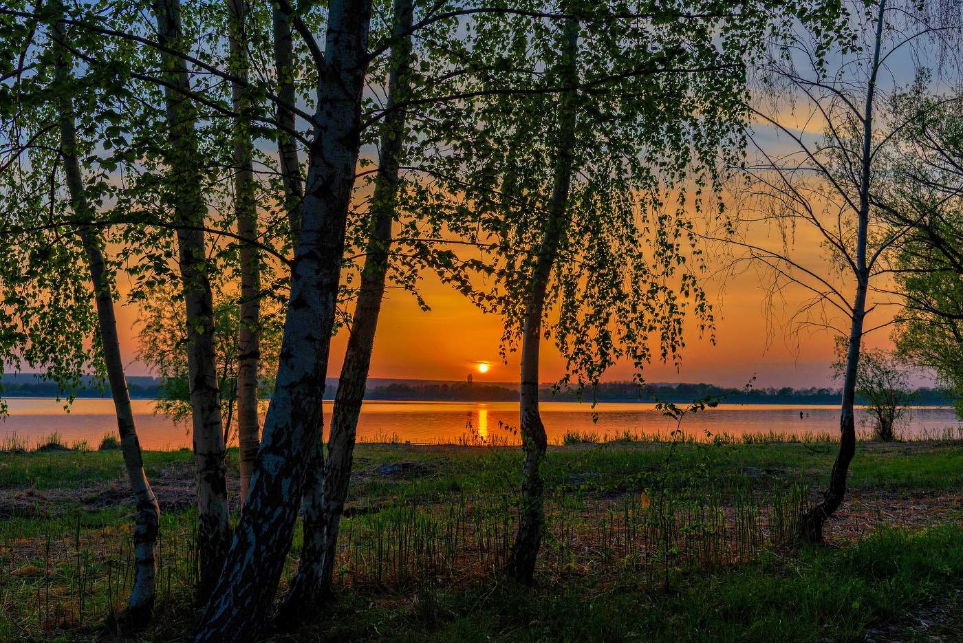 Прибой "умаялся" за день, у ног лениво шепчут волны.