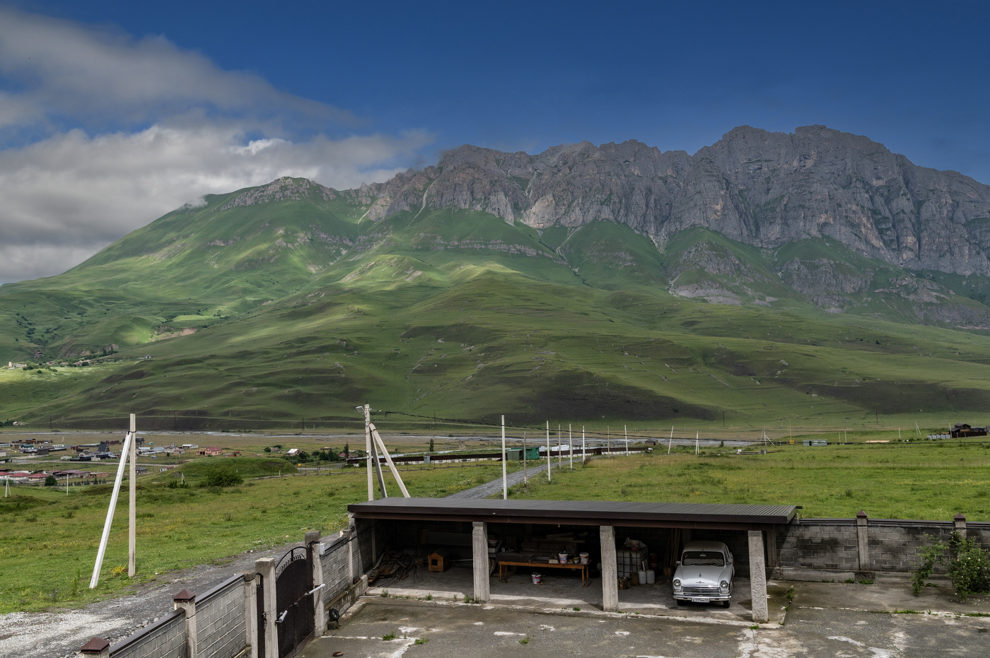 И Волга во дворе