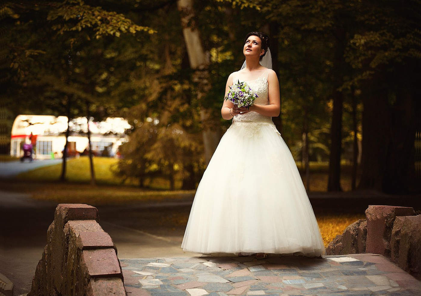 Невеста со свадебным букетом....