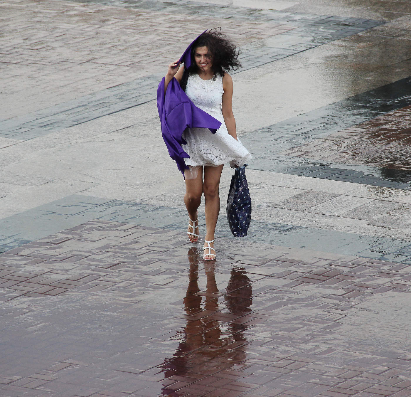 Перейти через площадь...