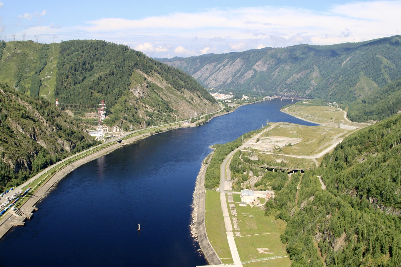 Вид с плотины Саяно-Шушенской ГЭС