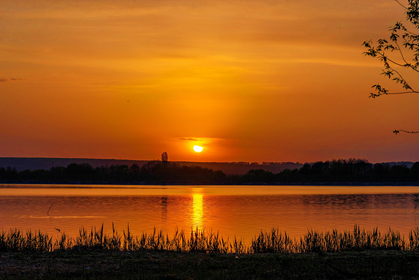 Уходит день в озеро.