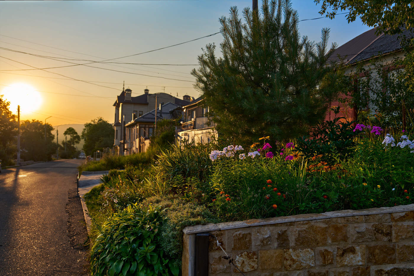 из за гор поднялось Солнце