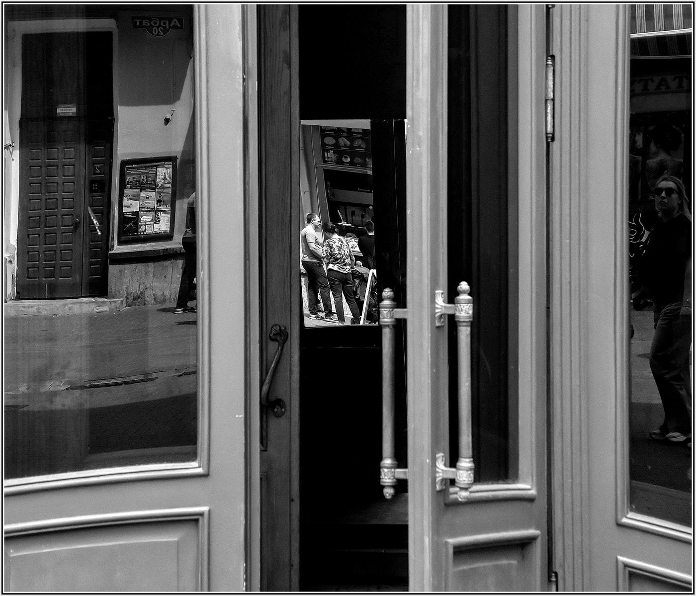 ...... Открытая дверь .....