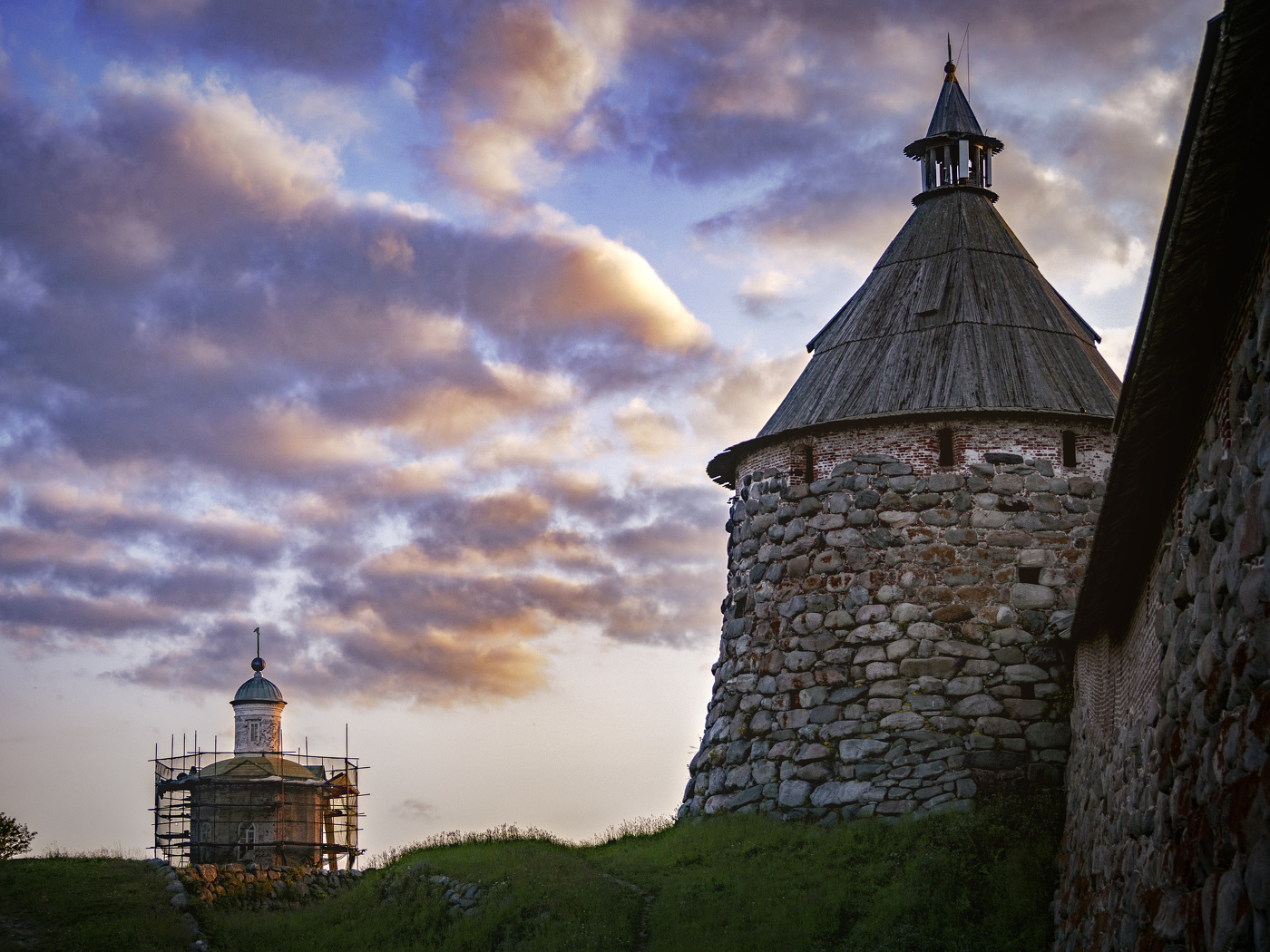 У стен монастыря