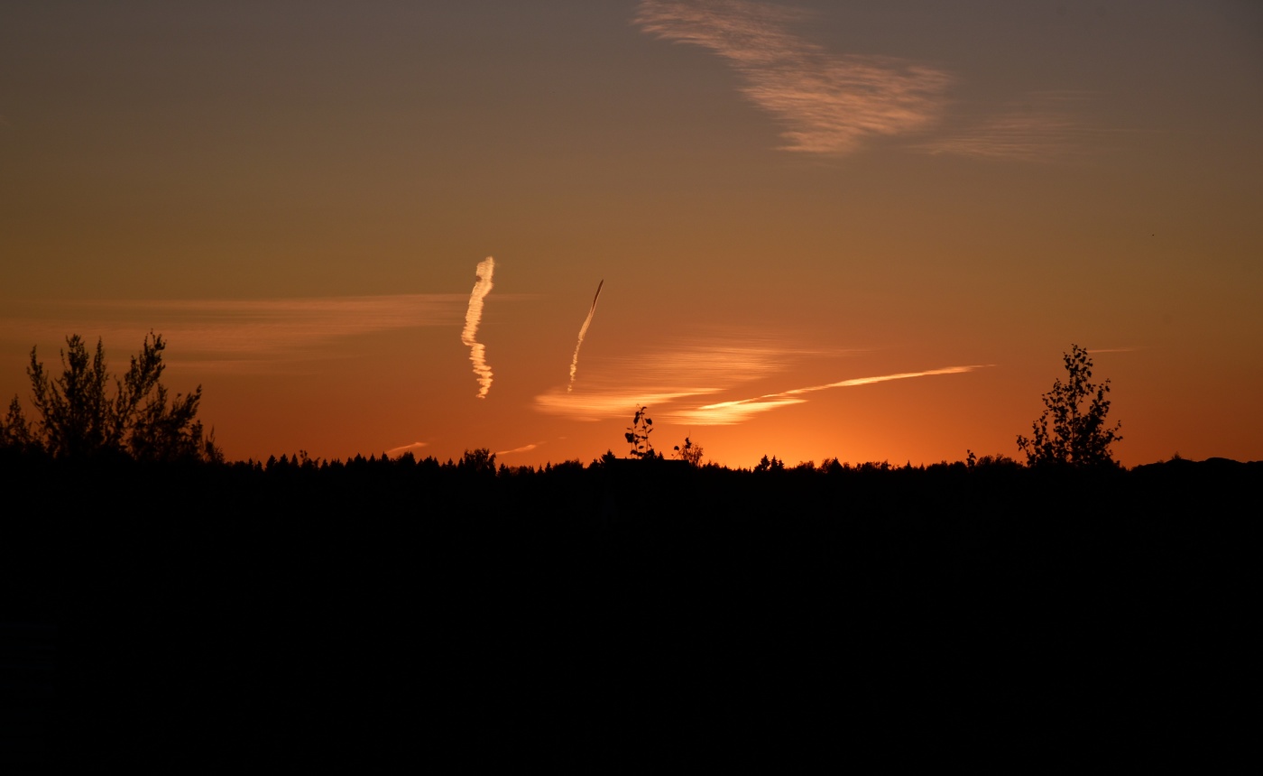 "Землю усталую ночь обняла ..."
