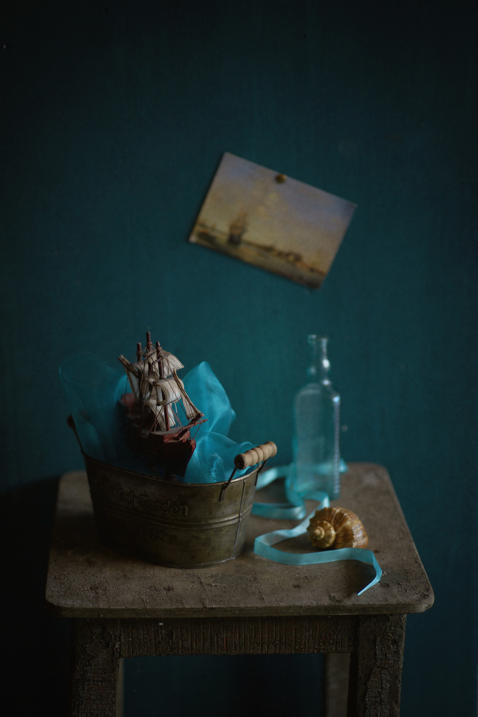 С корабликом...