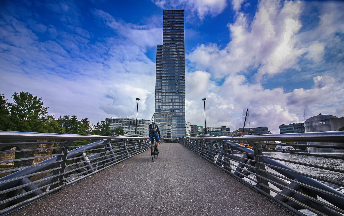 На велике к небоскребу