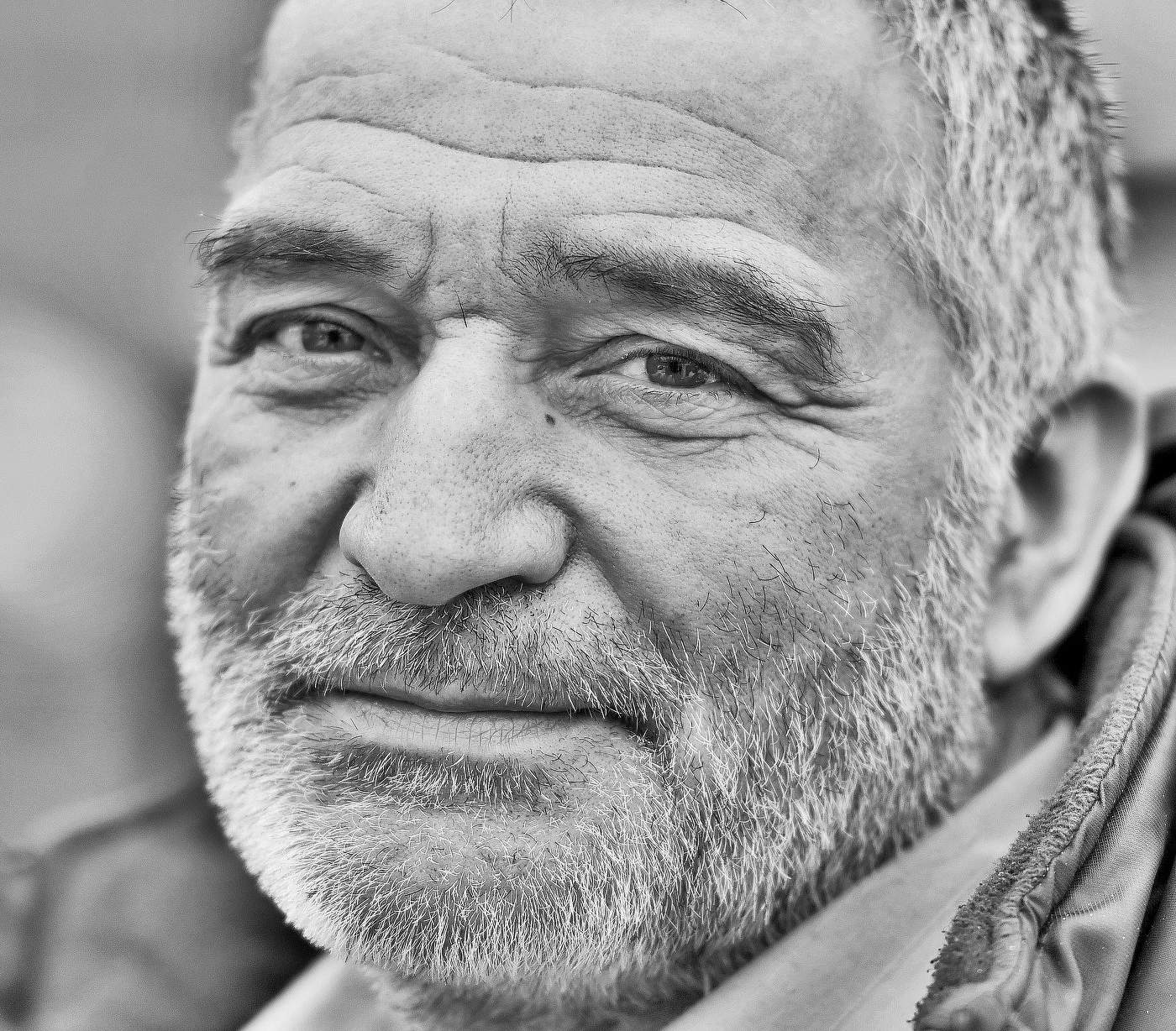 "В былые дни и я пережидал холодный дождь ..."